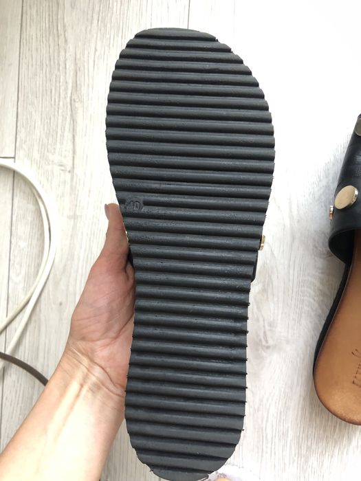 Шкіряні шльопанці