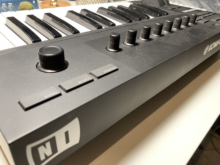 Native Instruments Komplete Kontrol A25 MIDI