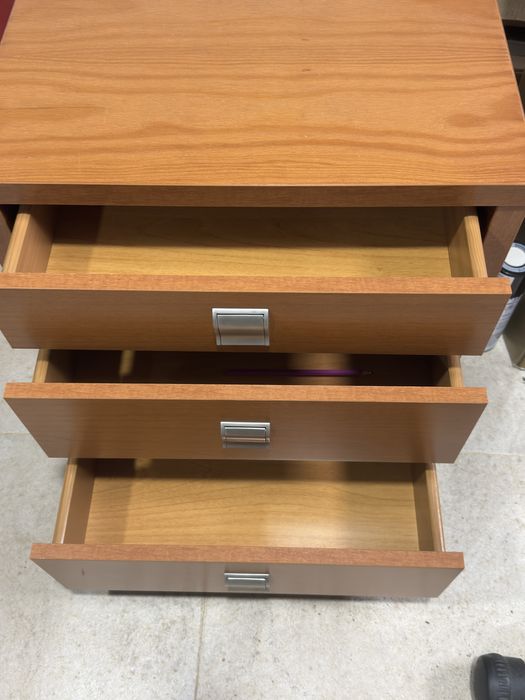 Mesa cabeceira em muiito bom estado , pouco uso, venda para libertar