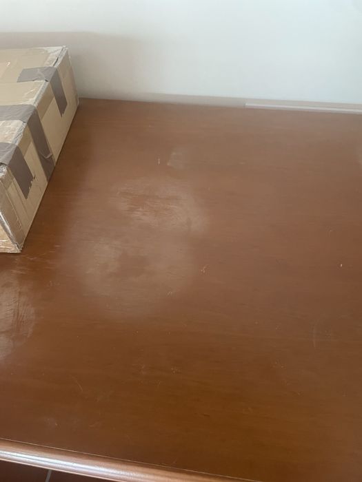 Mesa de madeira maciça e cadeiras