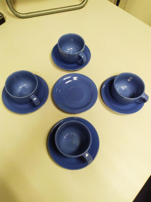 Komplet 4 fajansowych filiżanek ze spodeczkami