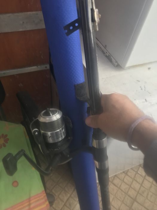 Duas canas de pesca ums com estojo eoutra nao