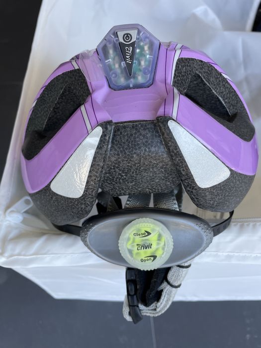 Capacete de bicicleta com luz traseira novo