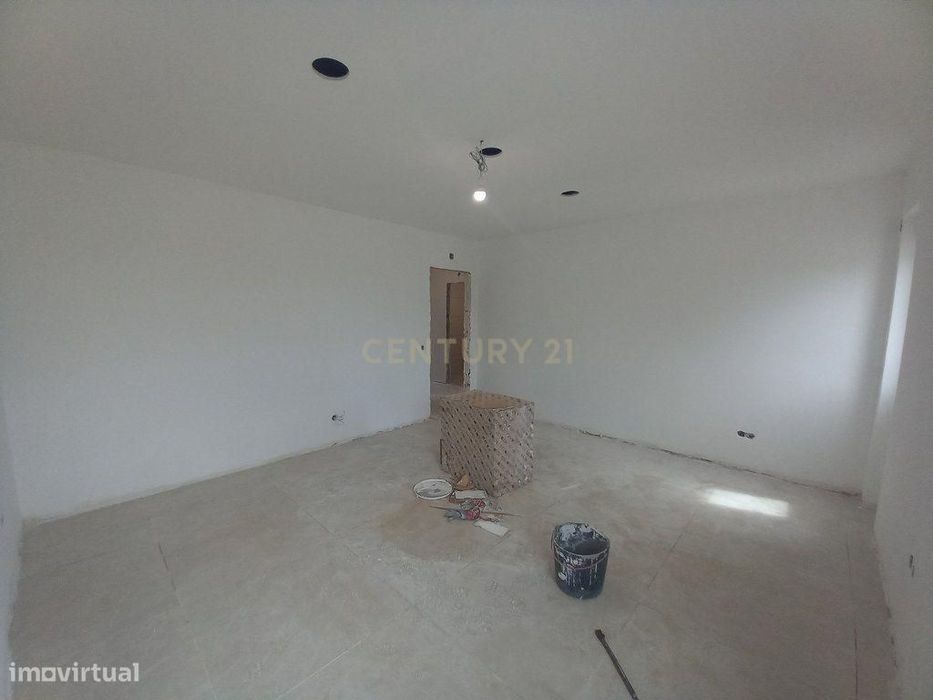 T2 Totalmente Remodelado no Carregado – Cozinha Equipada e Excelente A