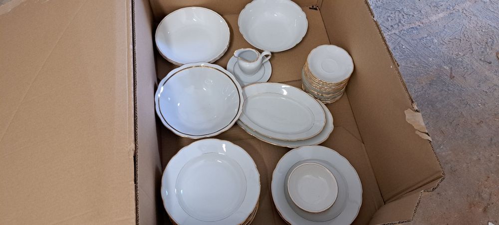 Serwis obiadowy biały ze zlotym