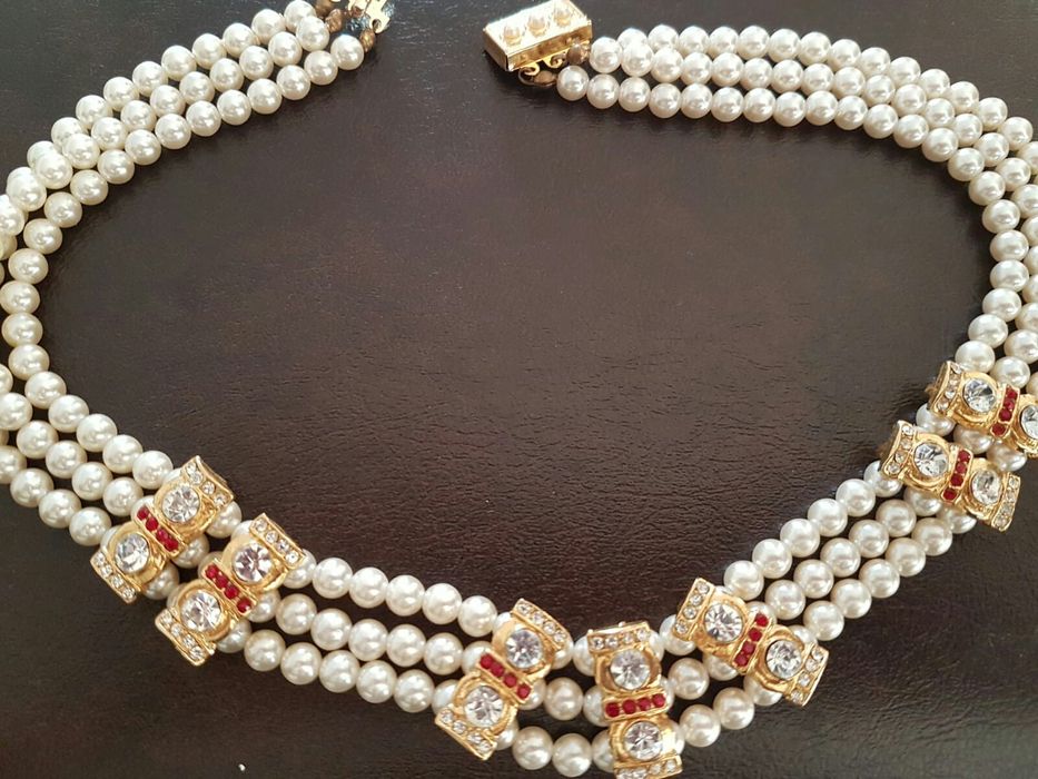 Colar de pérolas com brilhantes