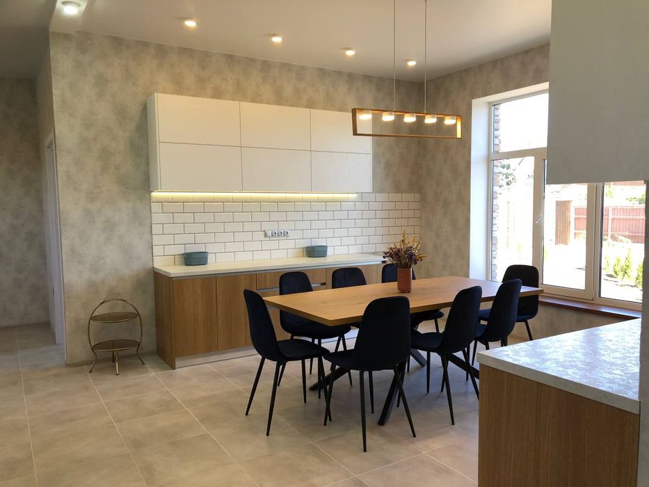 Продаётся новый дом в Обуховке в закрытом охраняемом городке с ремонто