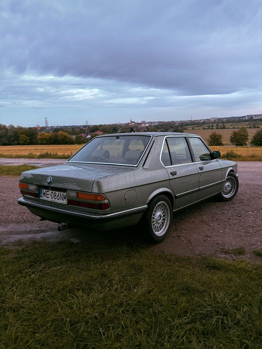 Wynajem klasycznego auta do ślubu