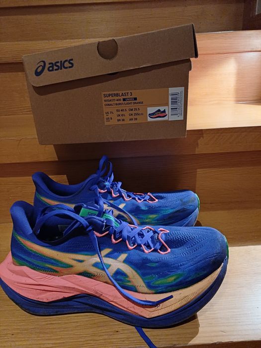 Buty Asics Superblast 3 Cobalt Burst U Kobaltowo-Pomarańczowe
Buty do