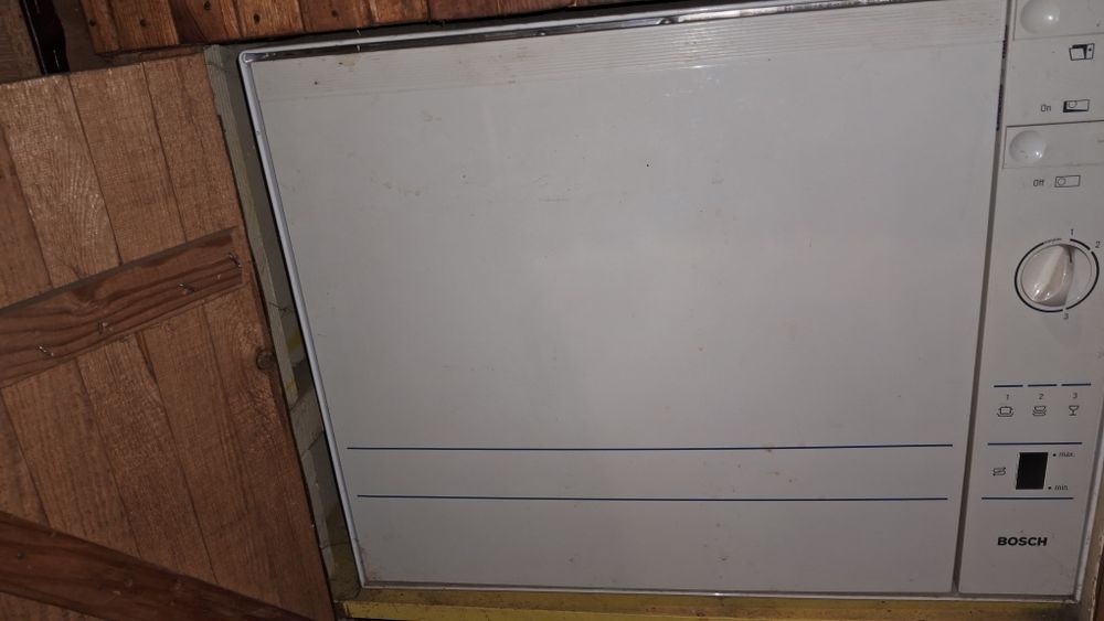 Посудомойка бош невелика. Бувша у використанні в робочому станв