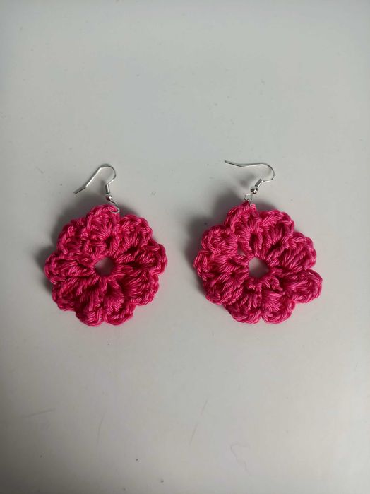 Wiszące kolczyki różowe kwiaty handmade z włóczki
