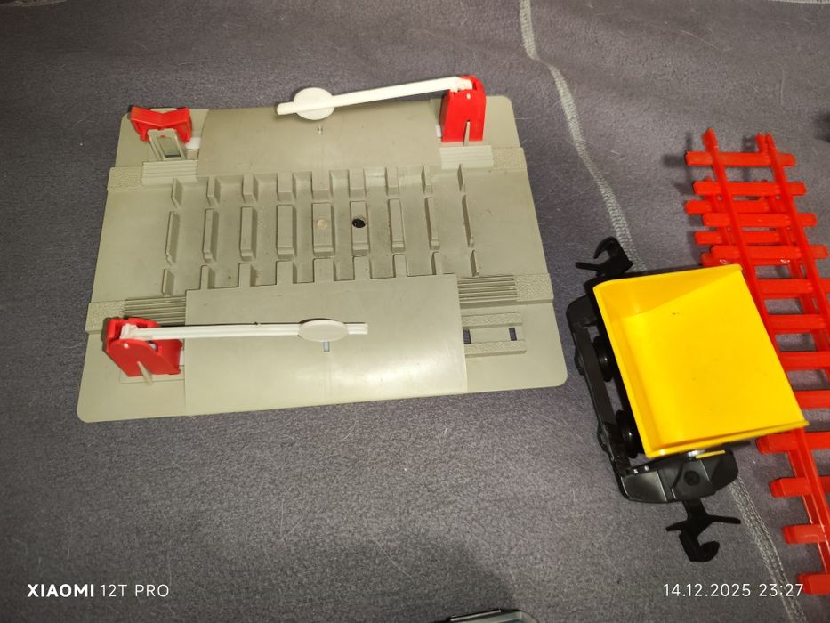 Продам игрушка железная дорога огонек