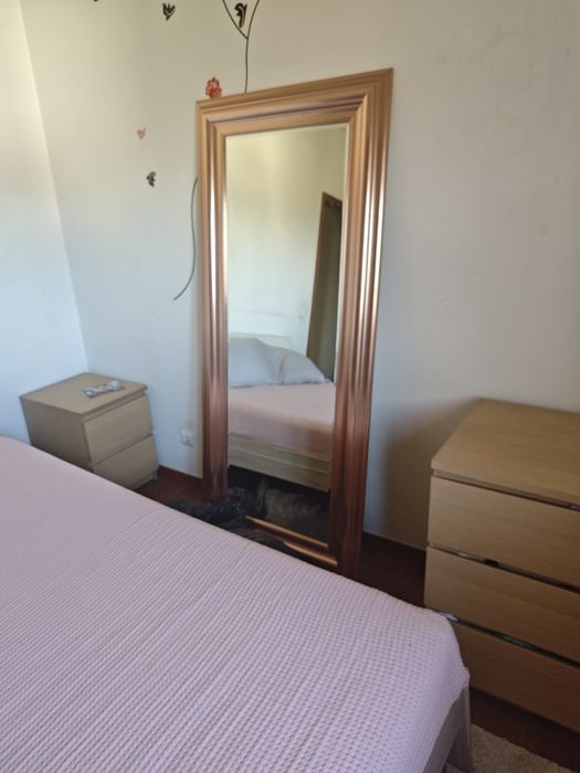 Cama  espelho cómoda e mesinha