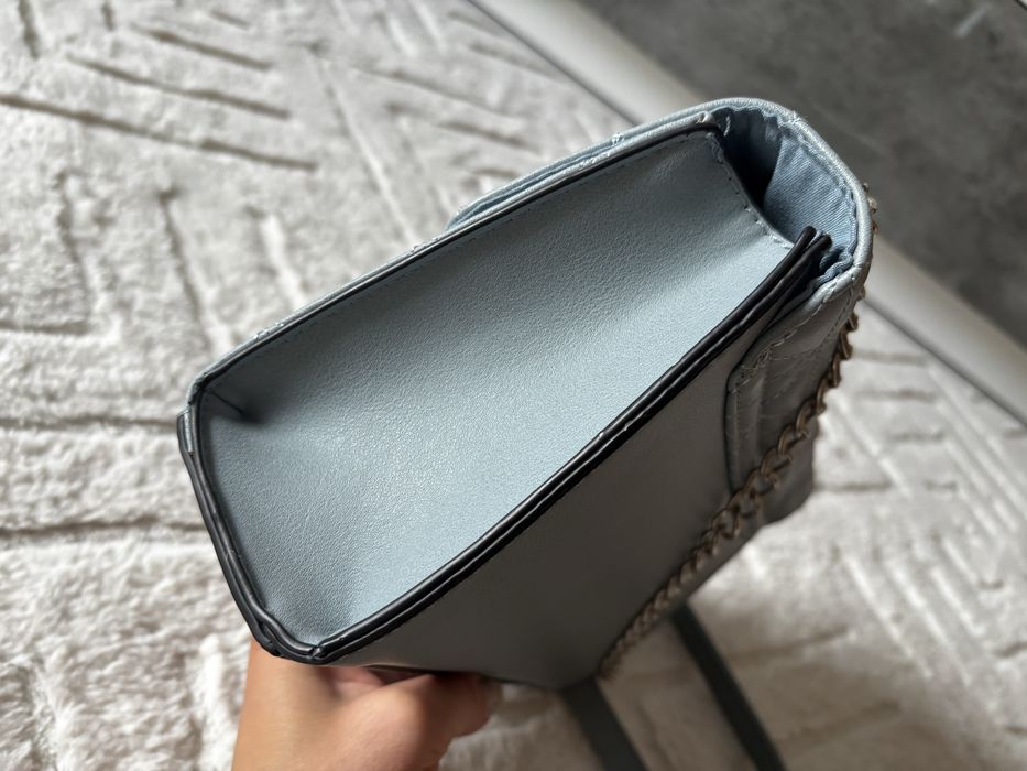 Stradivarius niebieska torebka na srebrnym łańcuchu baby blue nity jak nowa