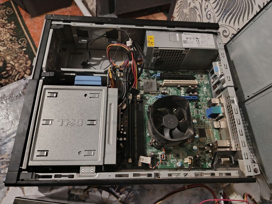 Системний блок DELL та блок живлення.