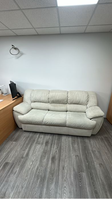 Диван потребує хімчистки