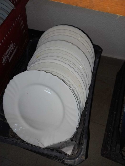 café snack bar - chávenas, cafeteiras, jarros, copos, pratos...