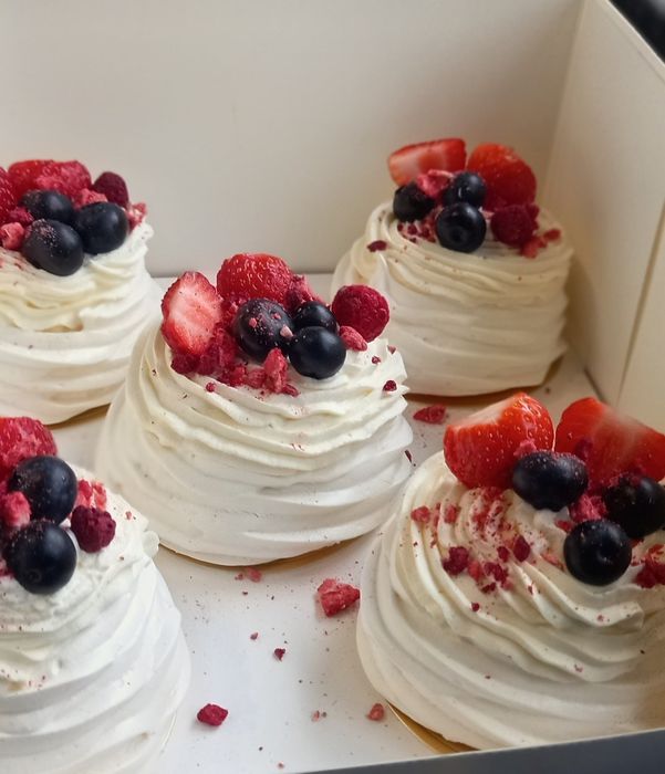 Słodkie stoły, paczki dla gości ciasta i torty