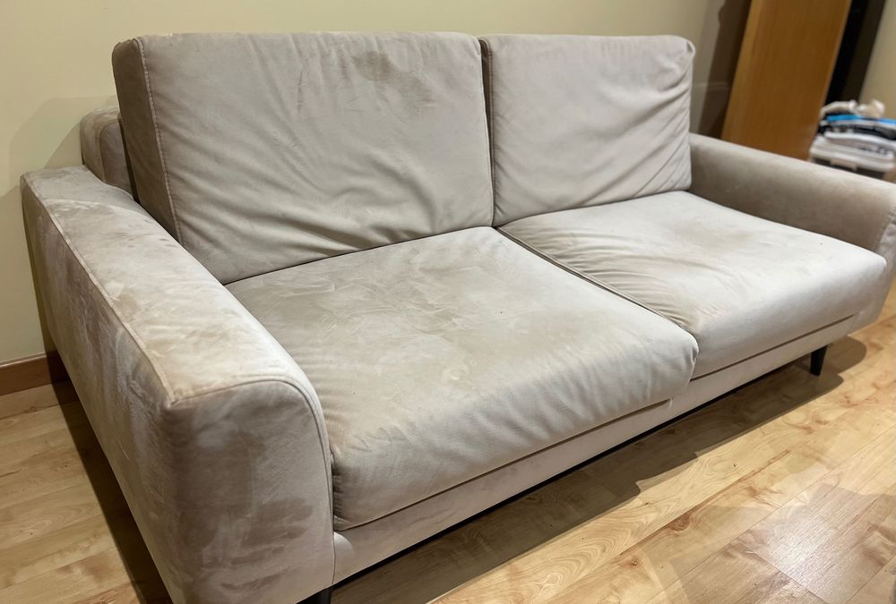 Sofá de 2 lugares beje