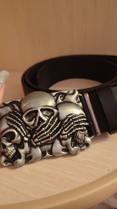 Шкіряний чорний ремень з черепами