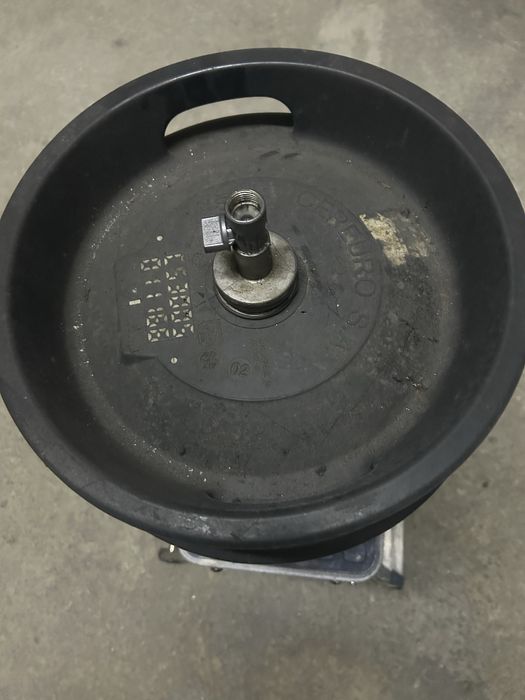 Barril com torneira e avertura em cima