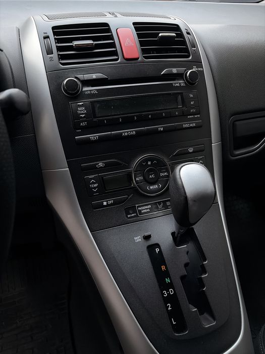 В продажу Toyota Auris 2010 рестайлінг