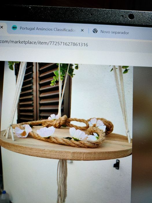 Floreira de corda base em madeira decorada com verduras e flores