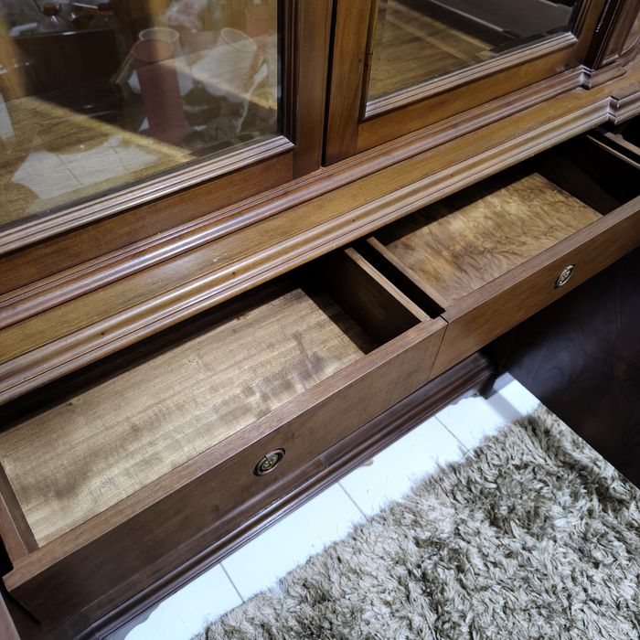 Cristaleira de sala clássica