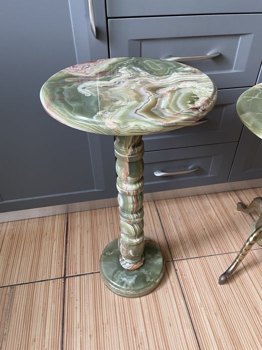 Столик из оникса