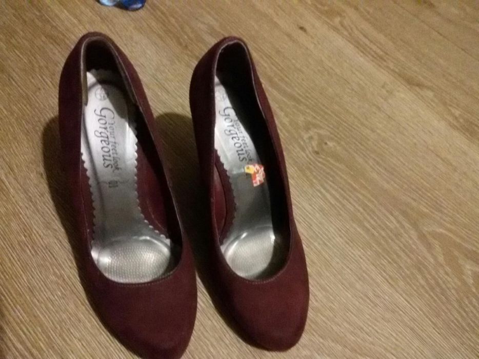 Piękne zamszowe bordowe, fioletowe, burgund koturny new look