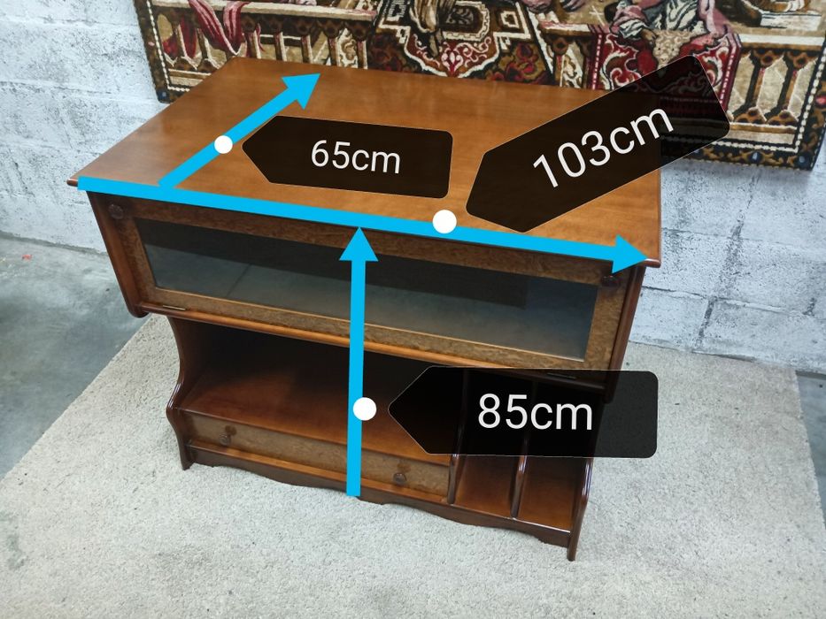 Belíssimo móvel anos 80
Multifuncional com iluminação. madeira maciça