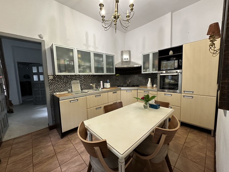 Здається будинок Центр Університет