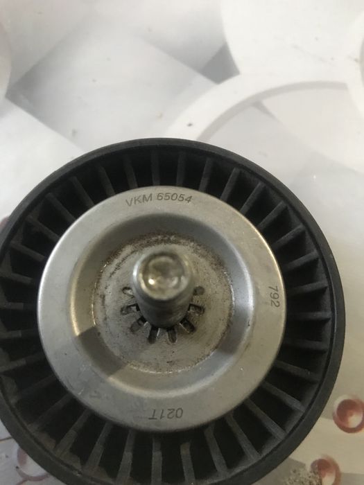 Два Ролика натягувача ремня VKM65054