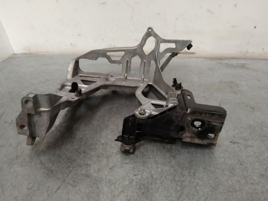 Suporte Farol Esquerdo Mercedes-Benz Clase