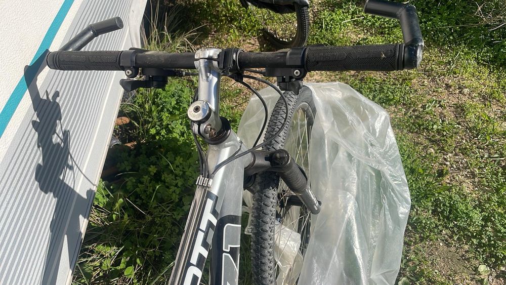 Bicicleta Scott YZ1 travões de disco e suspensão