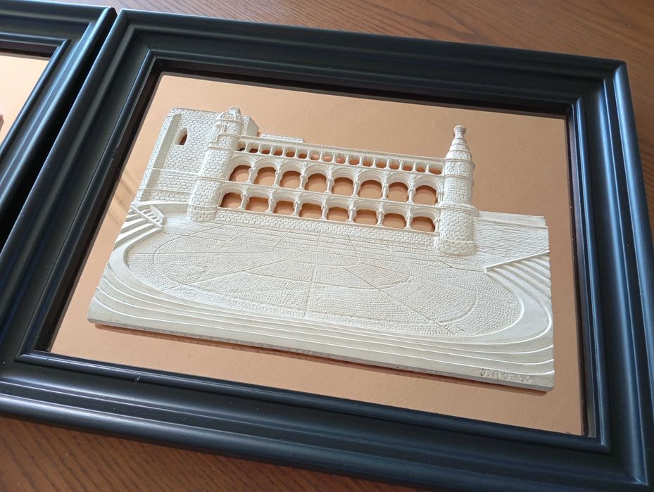 2 quadros em alto relevo com motivos em gesso