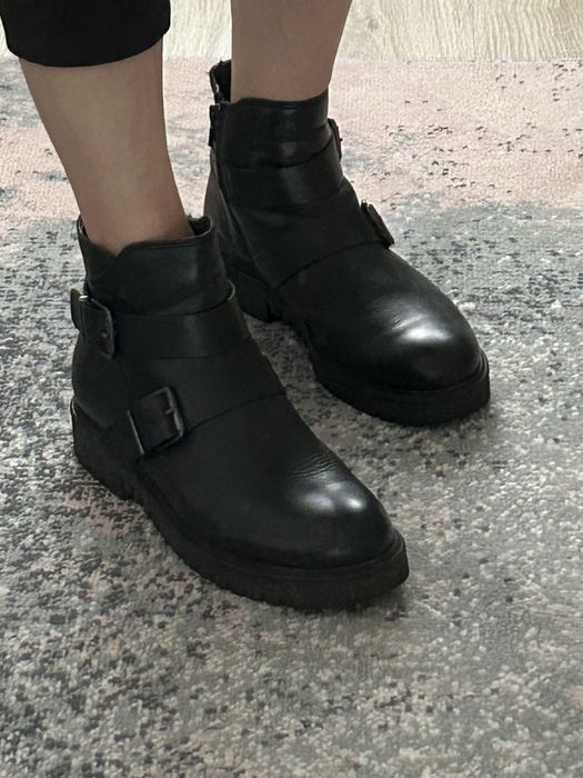 Czarne skórzane buty bikery biker botki motocyklowe klamry Pier One 39