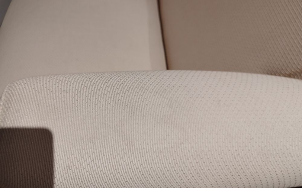 Poltrona bege com banqueta