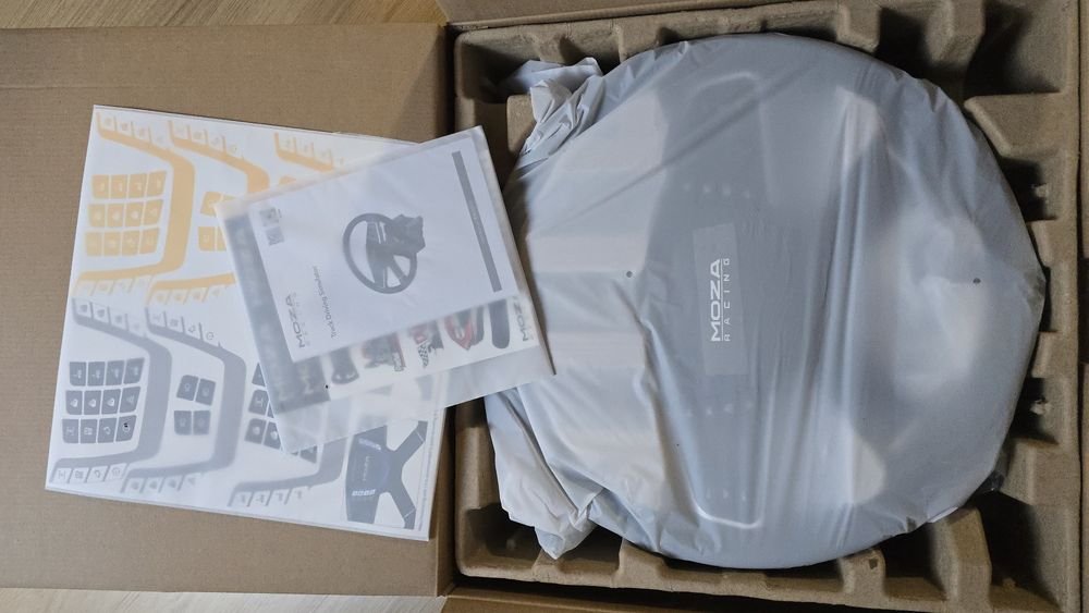 Novo, em caixa, Moza Trucking Bundle - Volante e Pedais para simulação de camião