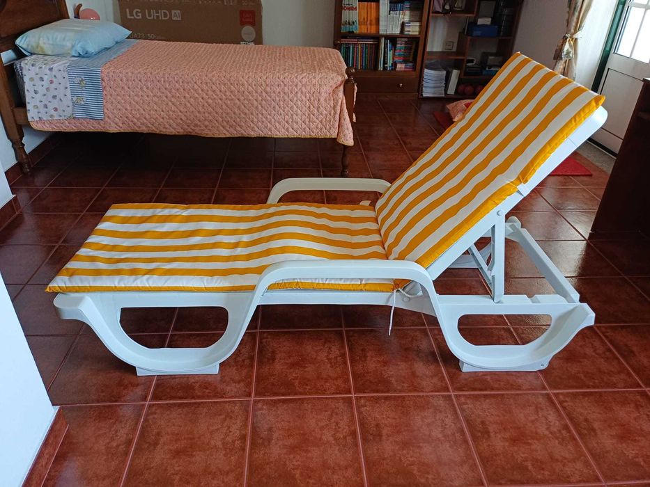 Espreguiçadeira de resina branco