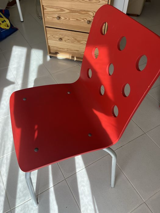 Cadeira IKEA com oferta de candeeiro