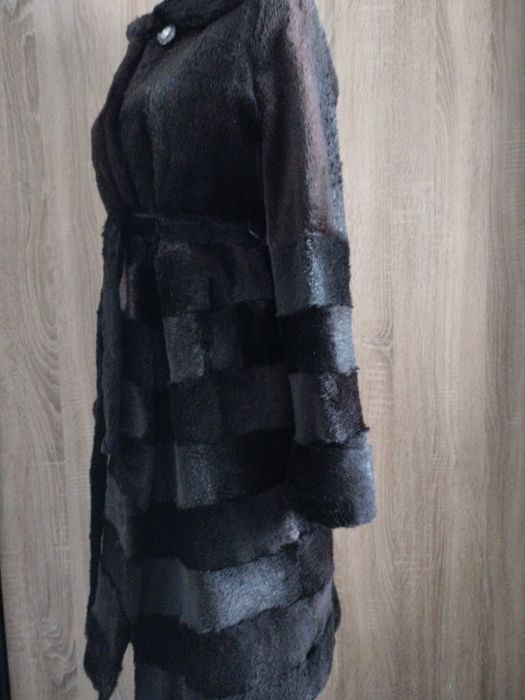 Шуба норкова чорного кольору з капюшоном