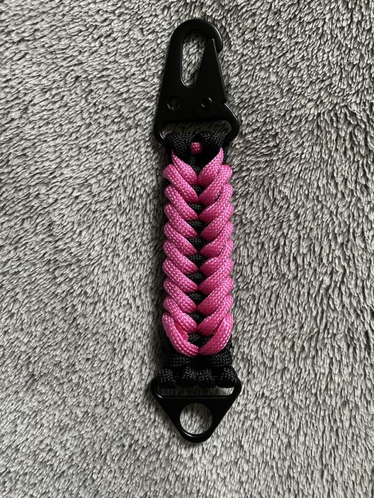 Brelok do kluczy z paracordu z metalowym karabińczykiem