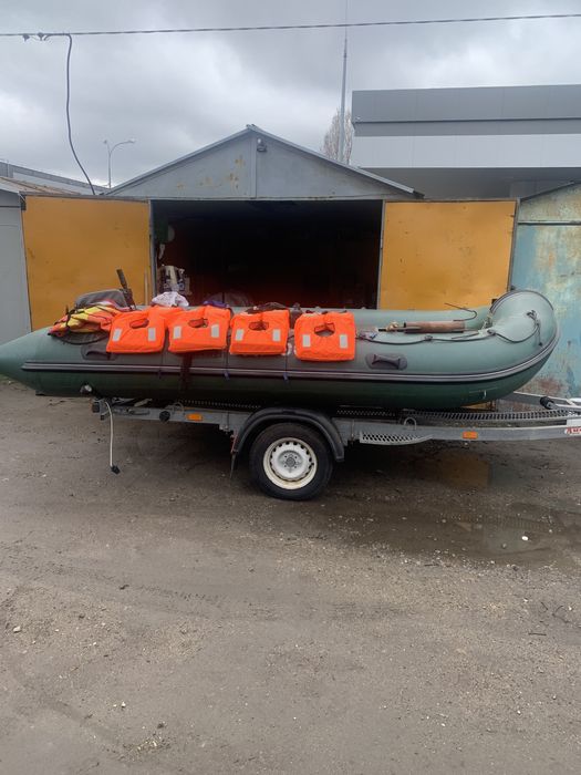 Продам резиновую лодку + лафет + мотор(15 лс)