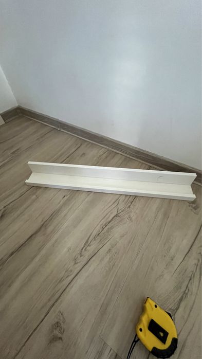 Wąska biała półka 60 cm długości, głębokość 7 cm