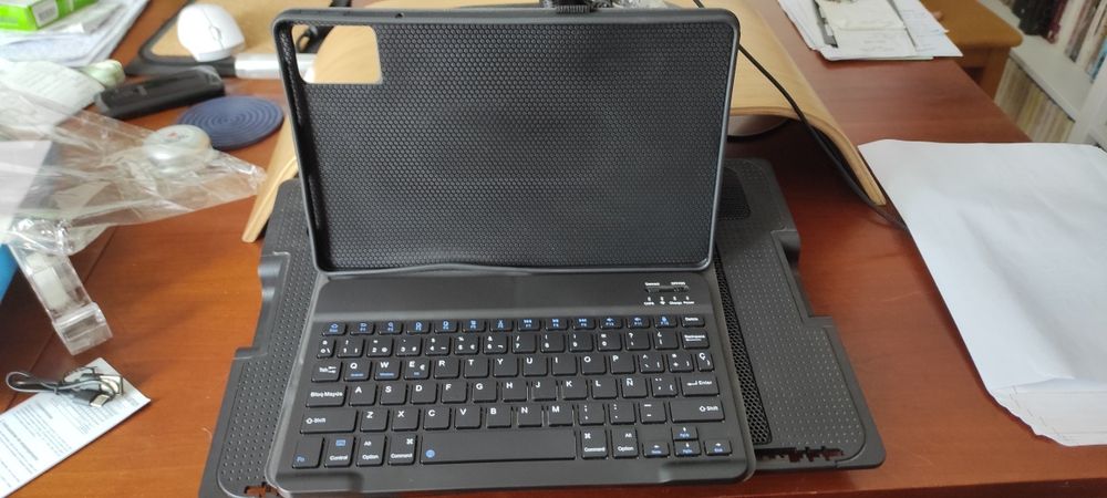 Smart Keyboard Case - Capa com Teclado Magnético para Tablet (Nova, Selada)
