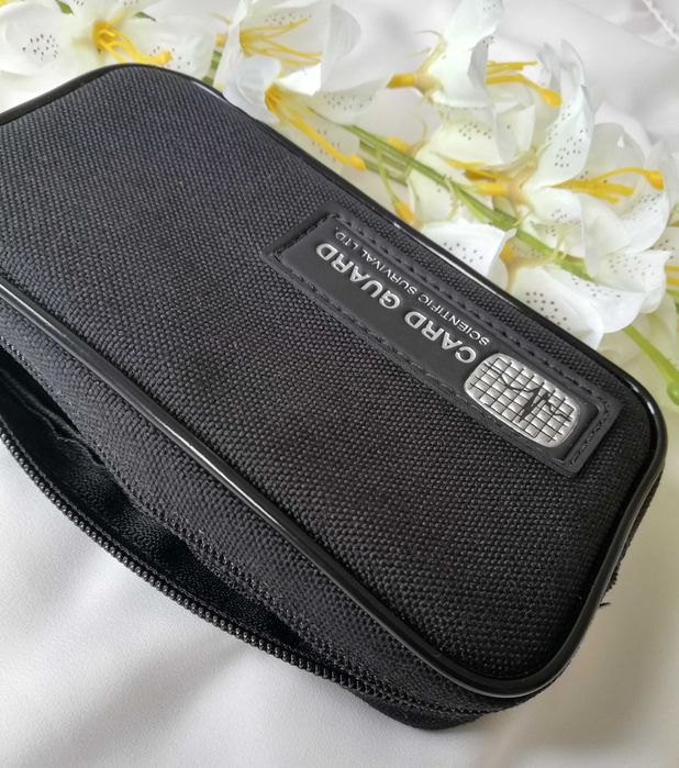 Mała czarna kosmetyczka