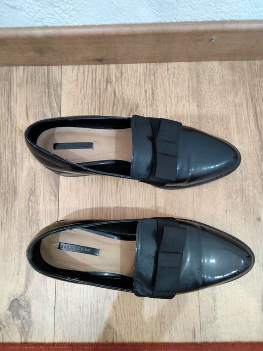 Sapatos Zara de cor preta