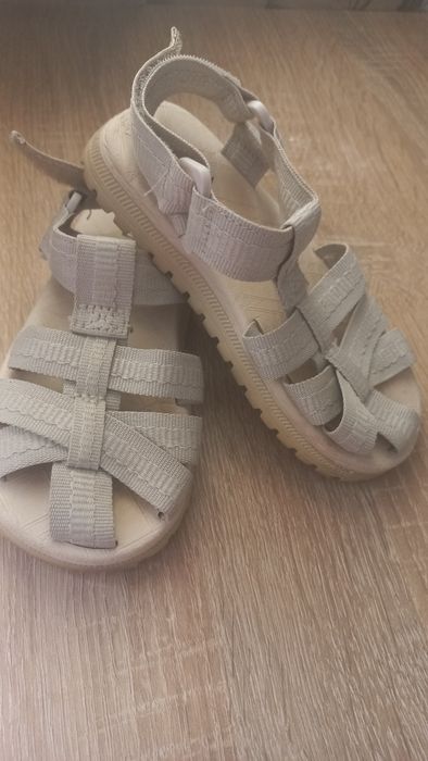 Босоножки ZARA  р.24