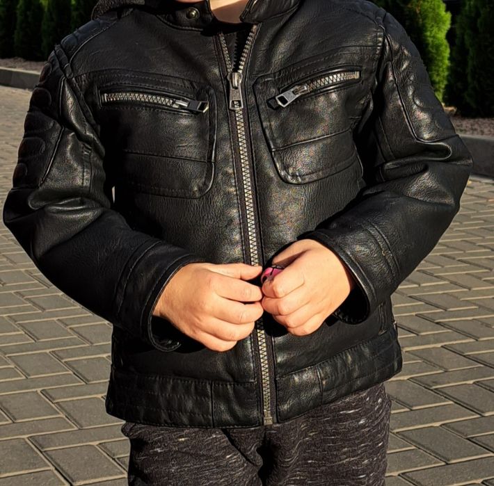 Косуха на хлопчика еко шкіра з капюшоном